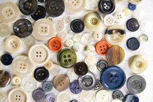 une pile de boutons sur une blanc table photo