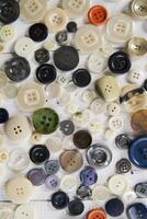 une pile de boutons sur une blanc table photo