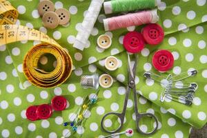 une pile de boutons sur une blanc table photo