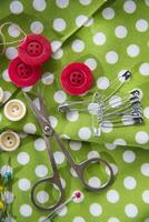 une pile de boutons sur une blanc table photo