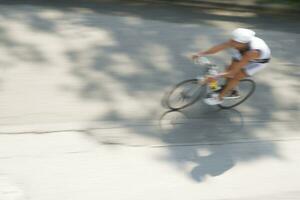 une homme équitation une bicyclette photo