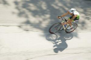 une homme équitation une bicyclette photo