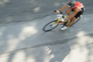 une homme équitation une bicyclette photo