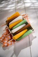 la glace pop sur une assiette avec Orange et vert rayures photo