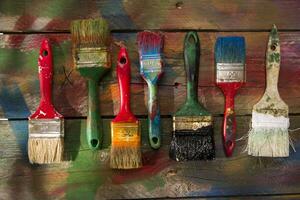 une rangée de peindre brosses sur une en bois surface photo