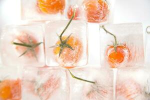 la glace cubes avec tomates sur Haut photo