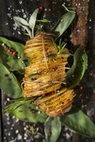 une pile de patates avec herbes et épices sur une en bois table photo