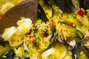 une assiette de riz avec moules et autre Fruit de mer photo