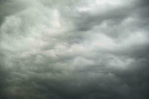 une homme permanent sur une colline avec une cerf-volant dans le air photo