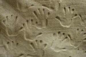 empreintes de mains dans le le sable photo