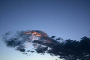 petit nuage à le coucher du soleil photo