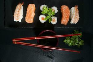 typique Japonais Sushi plat photo