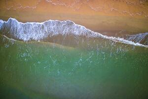 mer vagues sur le plage photo