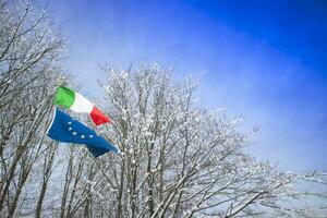 italien et européen drapeaux photo