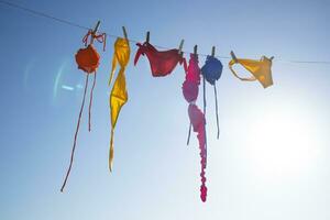 maillots de bain de divers couleurs mensonge dans le Soleil photo