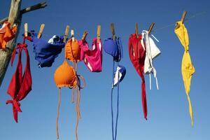 femelle maillots de bain pendaison dans le Soleil à sec photo