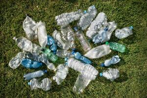 utilisé Plastique bouteilles abandonné dans une Prairie photo