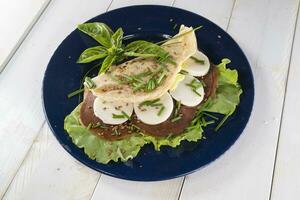 végétalien cuisine présentation de une piadina sur une bleu assiette photo