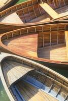 bateaux fabriqué disponible à touristes sur Lac braies dolomites Italie photo