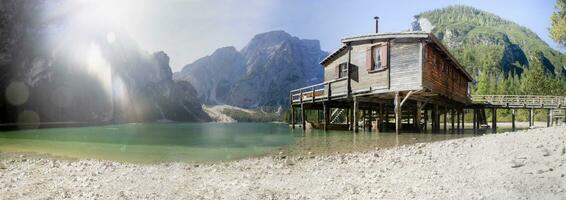 panoramique vue de le pilotis maison sur Lac braies dolomites Italie photo