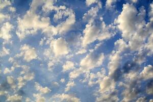 le composition de le des nuages dans le bleu ciel photo