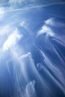 couches de blanc des nuages dans bleu ciel photo