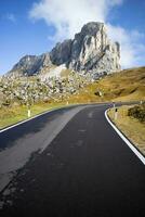 vue de le route de premier plan à le dolomites photo