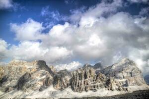 vue sur le Montagne groupe de le tofane dolomites Italie photo