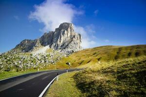 vue de le route de premier plan à le dolomites photo