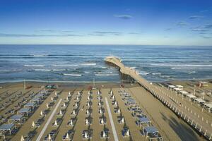 aérien vue à Aube de le jetée de piscine di camaïeu Italie photo