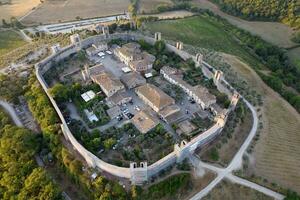 aérien vue de le ancien village de monteriggioni toscane Italie photo