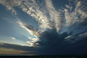 noir des nuages vers le fin de le journée photo