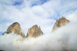 le montagnes de le dolomites groupe vue de le sasso Lungo photo