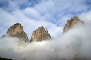 le montagnes de le dolomites groupe vue de le sasso Lungo photo