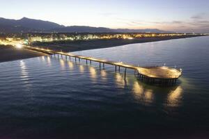 nuit aérien vue de le jetée de Marina di pietrasanta toscane Italie photo