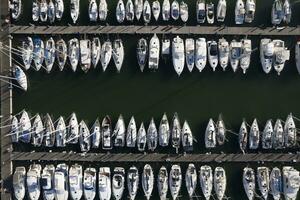 aérien vue de bateaux amarré dans le touristique Port de viareggio Italie photo