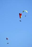 photo tirer de le vol de une parapente groupe