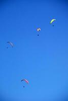 photo tirer de le vol de une parapente groupe