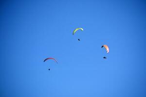 photo tirer de le vol de une parapente groupe