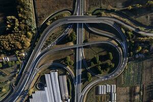 aérien vue de une autoroute jonction photographié pendant le journée photo