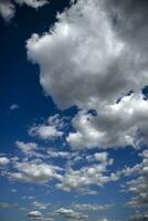 photographique Documentation de certains des nuages dans une bleu ciel photo