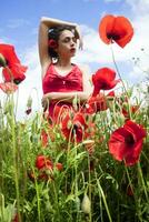 été journées une magnifique fille dans une champ de coquelicot fleurs photo