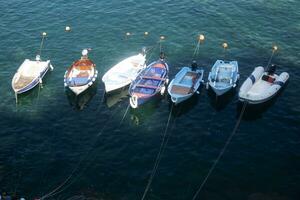 petit pêche bateaux amarré dans le port photo