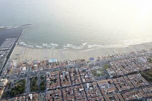 aérien vue de le urbanisation de une ville photo