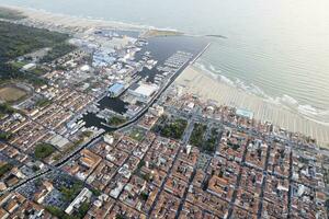 aérien vue de le urbanisation de une ville photo