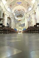 une église avec une traverser et une or lustre photo