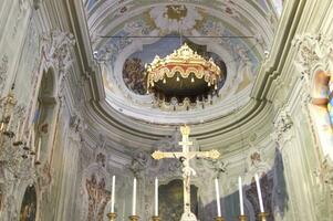 une église avec une traverser et une or lustre photo