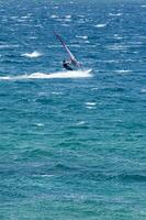 une homme planche à voile dans le océan photo