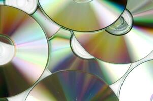 beaucoup CD sont arrangé dans une cercle photo