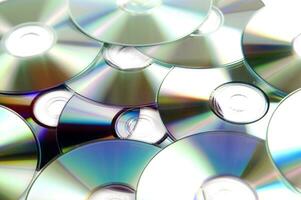 beaucoup CD sont arrangé dans une cercle photo